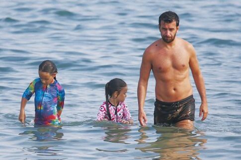Βουτιές παρέα με τις κόρες του