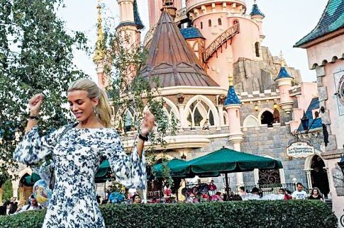 Πόζαρε σαν μικρό παιδί στη Eurodisney