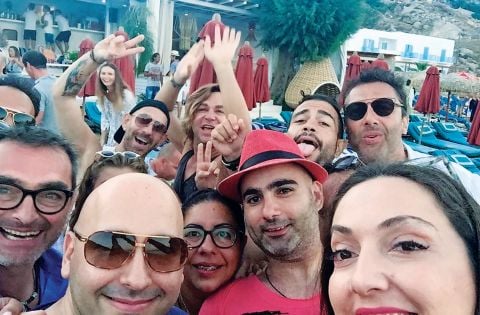 Shelfie του επιχειρηματία (πρώτος από αριστερά) με τους φίλους του