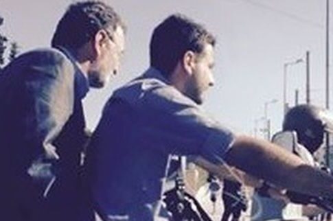 Γνωστή ηθοποιός έκανε paparazzi τον Λαφαζάνη χωρίς κράνος μες στο κέντρο!