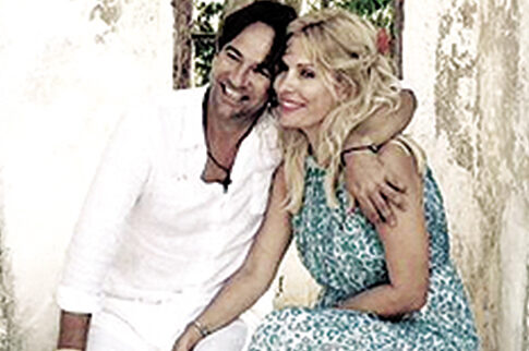 Με νονούς τα αδέρφια της