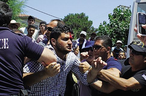 Ποδοπάτησαν αστυνομικό στη Μυτιλήνη