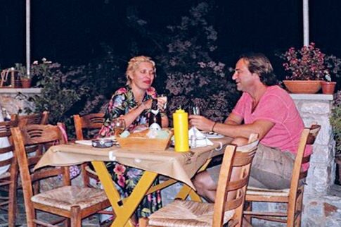 Στη Σκόπελο με τον Μάκη η Μενεγάκη