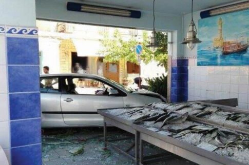 Εισβολή Ι.Χ. σε ιχθυοπωλείο!