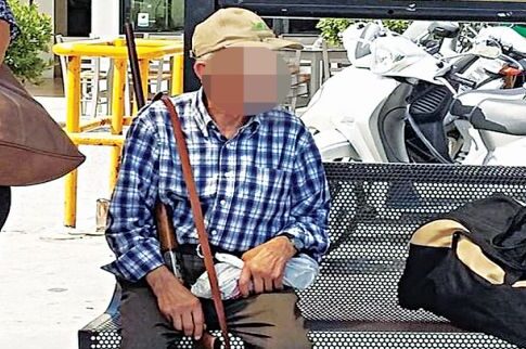 Στην τράπεζα για τη σύνταξη οπλισμένος με καραμπίνα