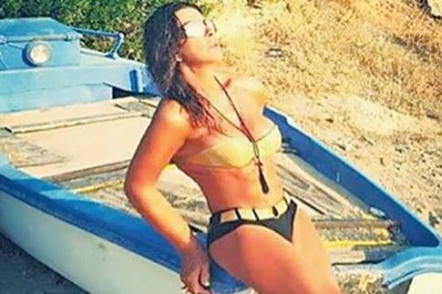 H Αντζελα σε στιλ Bond girl