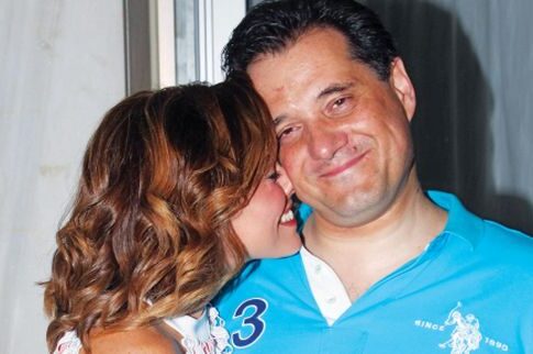 Η... άσεμνη πόζα της με τον Αδωνι!