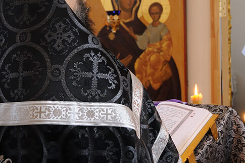 Δικογραφία για νεωκόρο που εκβίαζε αρχιερείς!