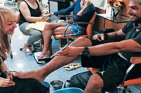 Η Τέτα στα... πόδια του Αναδιώτη