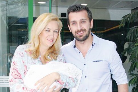 Η πρώτη εμφάνιση με το μωράκι τους