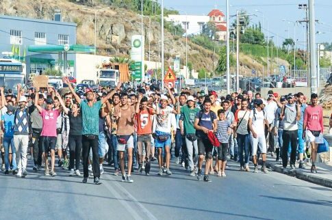 Πορείες (με φωτιές) στη Λέσβο