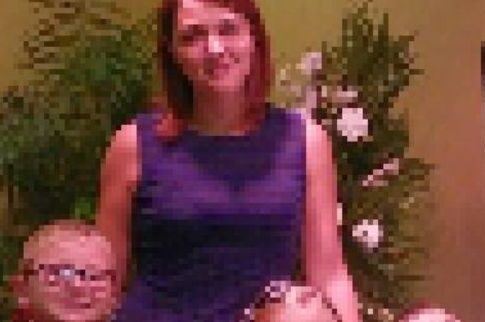 Η φωτογραφία που σόκαρε το Facebook: Πόζαρε με τα παιδιά της δίπλα στο νεκρό σύζυγό της