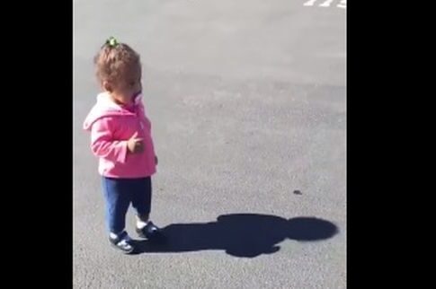 Ενα μικρό κορίτσι τρομοκρατείται από τη ... σκιά του!
