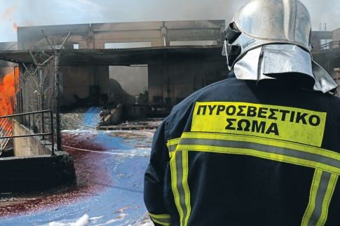Πυροσβέστης δεν κατάφερε να σώσει τη μητέρα του από φωτιά στο σπίτι της