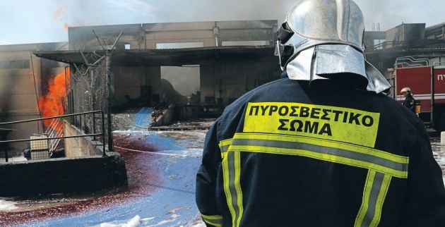 Πυροσβέστης δεν κατάφερε να σώσει τη μητέρα του από φωτιά στο σπίτι της