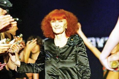«Αντίο» στην designer που  έκανε το πουλόβερ μόδα!