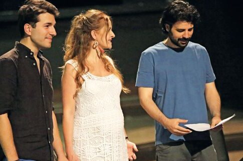 Με λευκό μίνι η έγκυος Σαΐα κάνει πρόβες για το «Ταξίδι» ευτυχίας με τον Ξαρχάκο