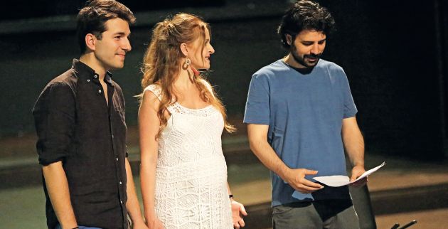 Με λευκό μίνι η έγκυος  Σαΐα κάνει πρόβες για το  «Ταξίδι» ευτυχίας με τον Ξαρχάκο