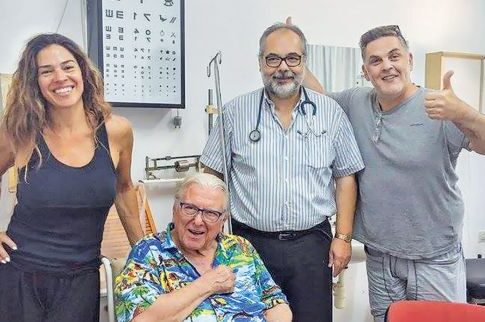 Λαχτάρα για τους ηθοποιούς της παράστασης «Το μήλο»