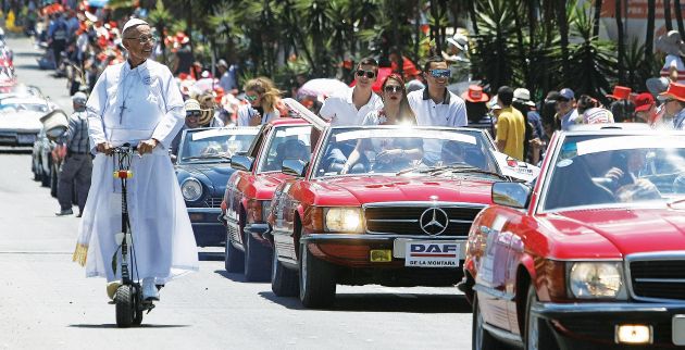 Μεντεγίν: Κολομβιανός ντυμένος πάπας κάνει βόλτα με πατίνι