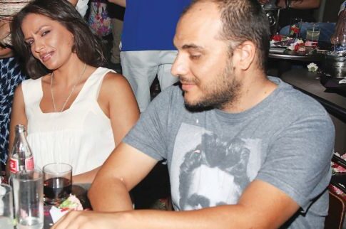 Η Μερκούρη προσπαθεί να αποφύγει τα φλας
