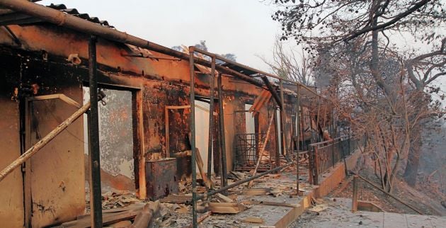 Στάχτες και αποκαΐδια (δεξιά) και κτίριο που κάηκε ολοσχερώς