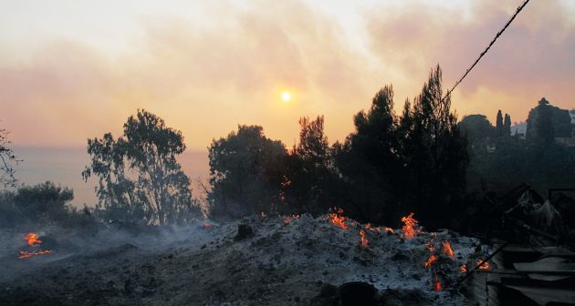 Κάτω: Στάχτες και αποκαΐδια