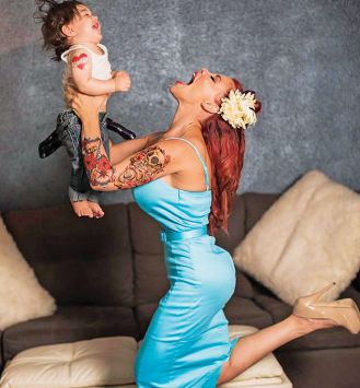 Η Αννέτ Αρτάνι ποζάρει με τον γιο της Γρηγόρη Μάξιμο