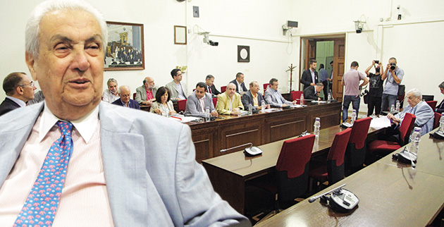 «Βόμβες» από Κοντομηνά στην εξεταστική