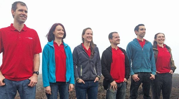 Το πλήρωμα της προσομοίωσης με τους έξι επιστήμονες μετά την έξοδό του από τον θόλο