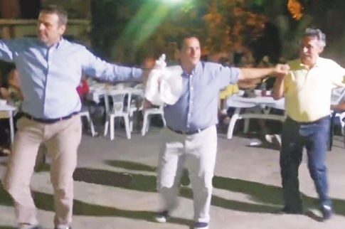 Λαμία: Ο Απόστολος Γκλέτσος χόρεψε τσάμικο στη Γιορτή της Φασολάδας