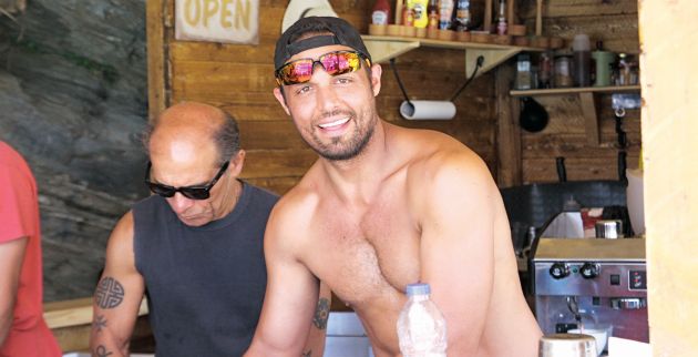 Ο Πούμπουρας καίει καρδιές πίσω από την μπάρα