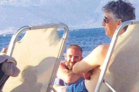 Χαλαρός Πέιν σε ξαπλώστρα