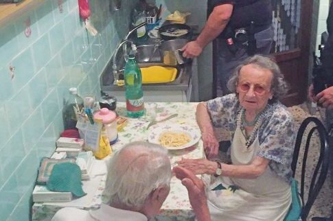 Τέσσερις αστυνομικοί στη Ρώμη μαγείρεψαν για μοναχικό ζευγάρι ηλικιωμένων