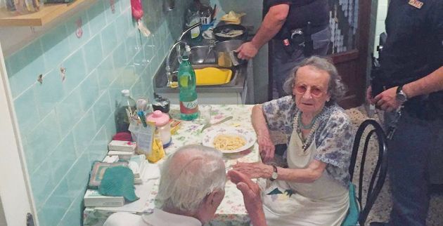 Τέσσερις αστυνομικοί στη Ρώμη μαγείρεψαν για μοναχικό ζευγάρι ηλικιωμένων