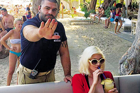 Η... σνομπ Τζούλια (στη Μύκονο) με επιγονατίδα και αγριεμένο bodyguard!