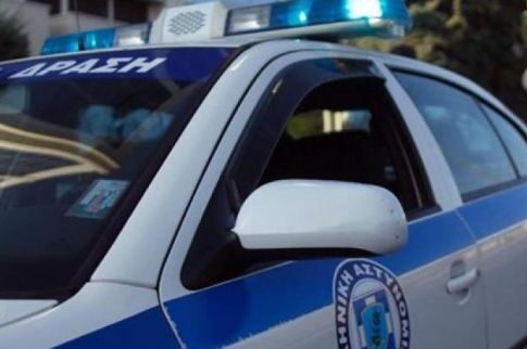 Επιδειξίας έπεσε στη θάλασσα για να ξεφύγει!