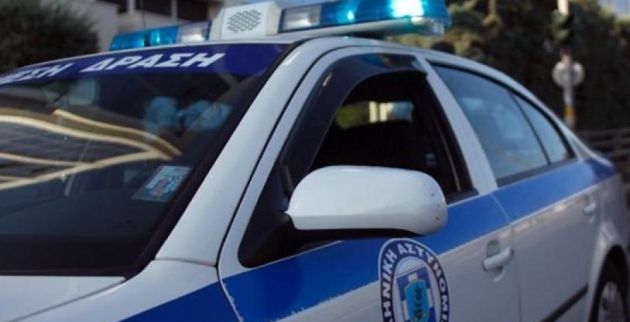 Επιδειξίας έπεσε στη θάλασσα για να ξεφύγει!