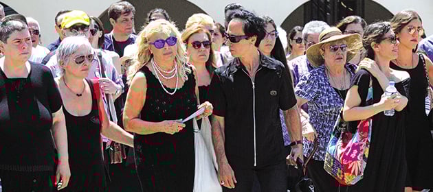 Η Αννα Φόνσου και ο Πάντης Κούσης ανάμεσα σε φίλους και συγγενείς που αποχαιρέτησαν την Εφη Οικονόμου