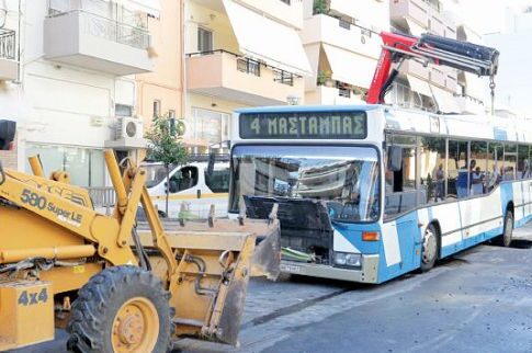 Κρήτη: Λεωφορείο «βούλιαξε» σε τρύπα