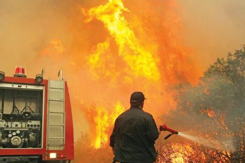Υποστράτηγος πολεμούσε τις φλόγες και κατέρρευσε