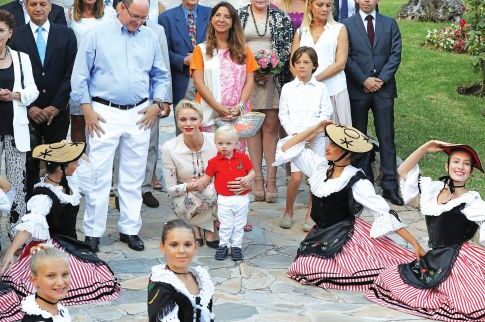 Ο μικρός πρίγκιπας του Μονακό απολαμβάνει φεστιβάλ χορού