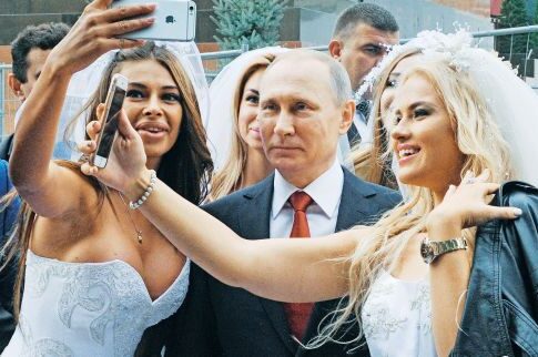 Ο Πούτιν έβγαλε selfies με ωραίες κυρίες στην Κόκκινη Πλατεία
