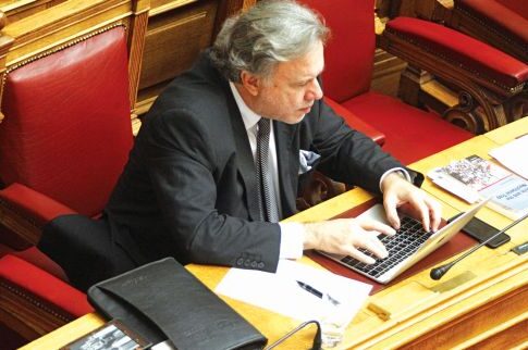 Το iPad του Κατρούγκαλου με τα... καπάκια