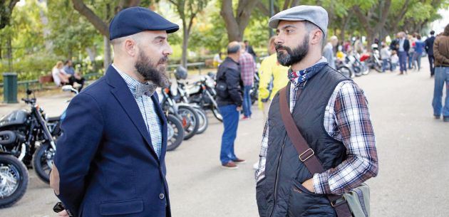 Καπέλα, κοστούμια, παπιγιόν και μοτοσικλέτες μιας άλλης εποχής έκλεψαν την παράσταση στους δρόμους της Αθήνας κατά τη διάρκεια της εκδήλωσης Distinguished Gentleman’s Ride.