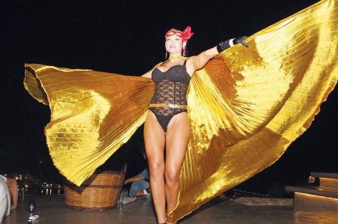Η XL bellydancer που μοιάζει με πτηνό θηρίο
