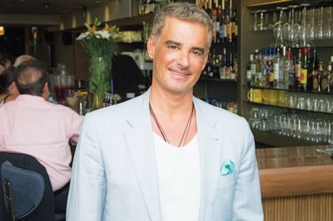 Ο Αρης Σπηλιωτόπουλος με γαλάζιο κοστούμι σε γαστρονομική (!) βραδιά