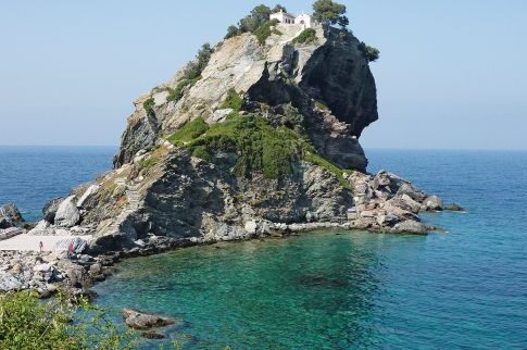 Βροχή από γάμους στο νησί του «Mamma Mia!»