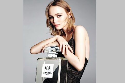 Πρόσωπο του Chanel No 5 η 17χρονη Λίλι Ρόουζ Ντεπ!