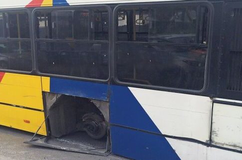 Τροχός λεωφορείου τραυμάτισε (!) πεζό